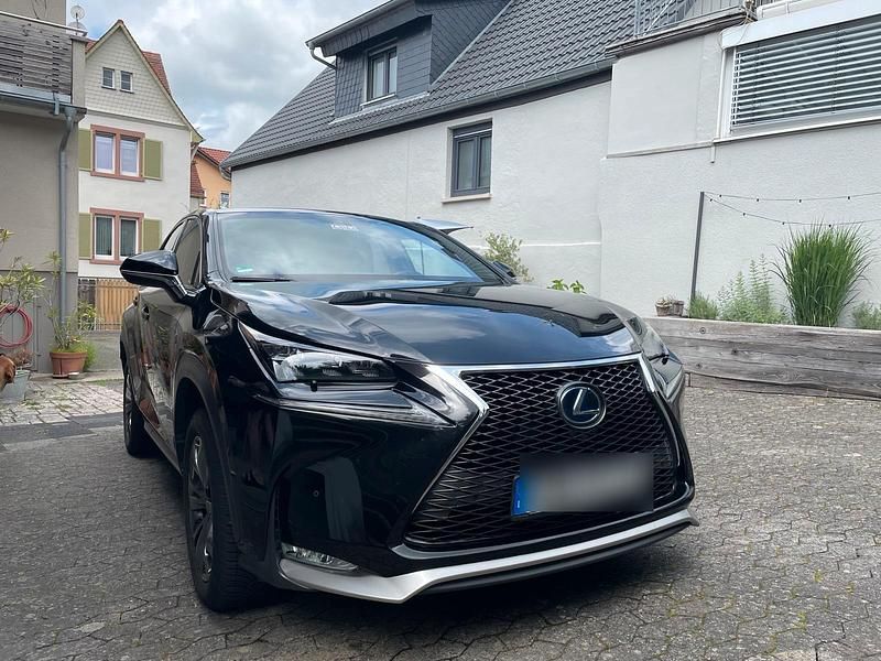 Schwarz Gebraucht 2015 Lexus NX300h Sport Line SUV | 25.890 € (Etwas zu teuer) - Bild 1/4