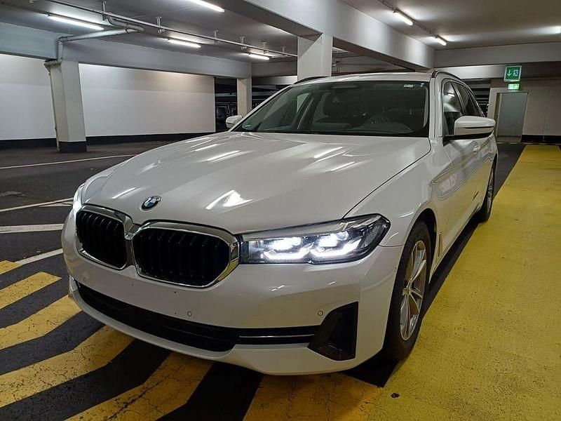 Gebraucht BMW 520 Performance 190 PS (139 kW) 2022 Mineralweiss Kombi