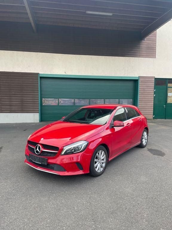 Gebraucht Mercedes A200 136 PS (100 kW) 2017 Rot Limousine