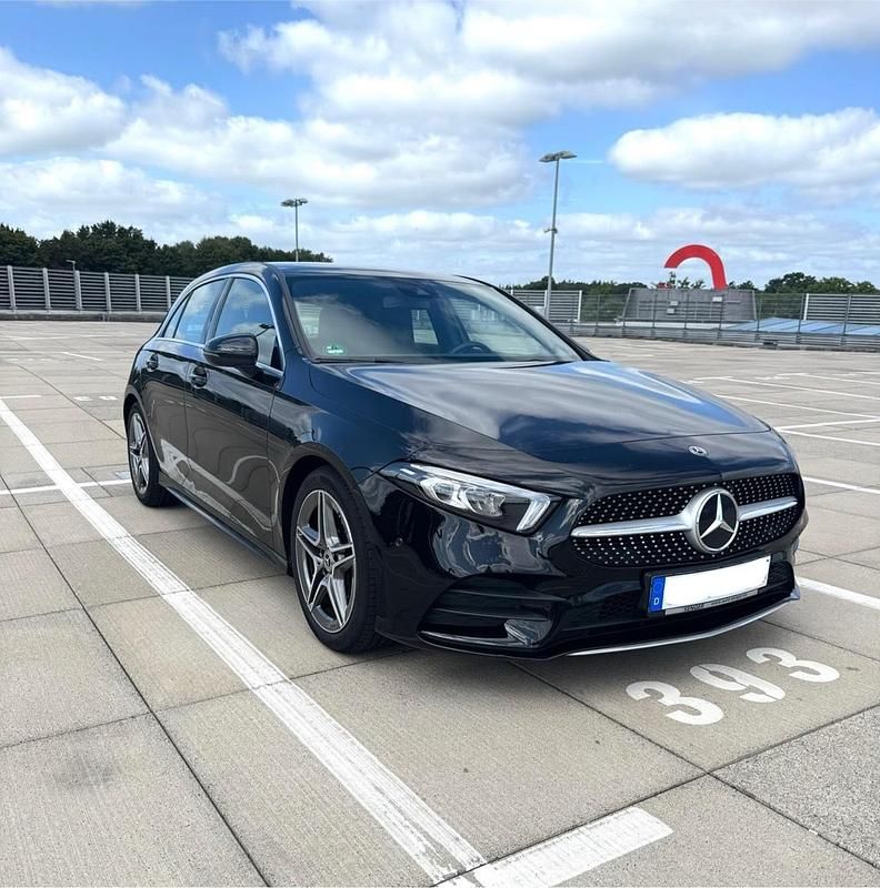Schwarz Gebraucht 2019 Mercedes A180 AMG line Limousine | 22.399 € (Guter Preis) - Bild 1/4