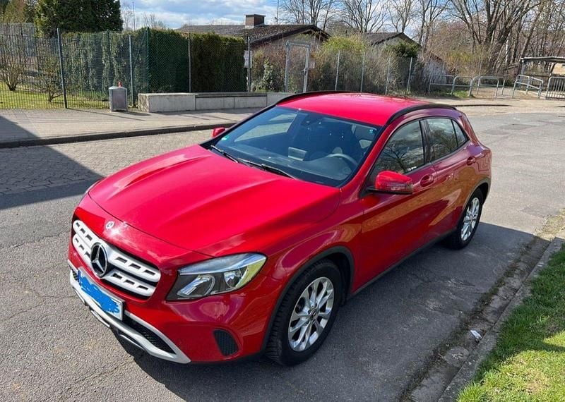Rot Gebraucht 2018 Mercedes GLA200 SUV | 17.100 € (Guter Preis) - Bild 1/4