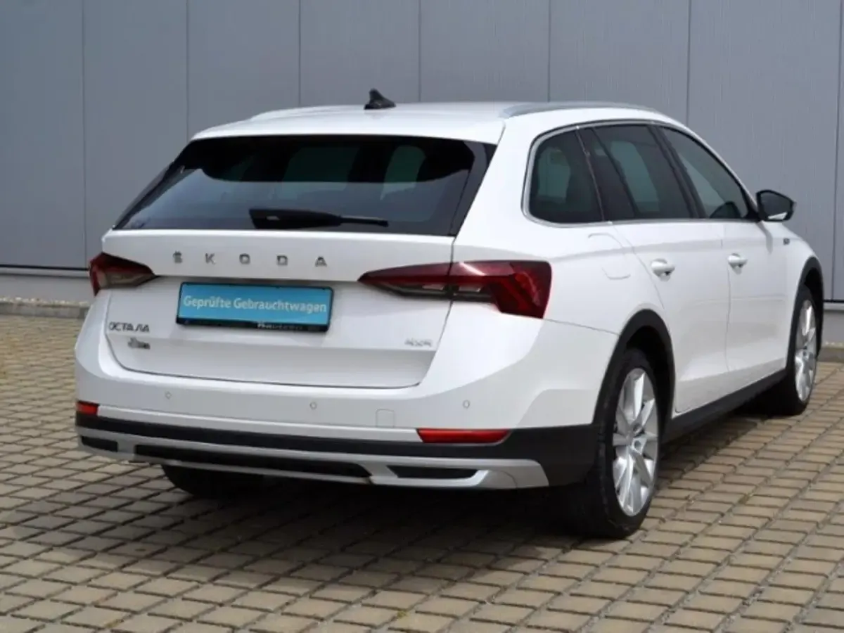 Gebraucht Skoda Octavia Comfort 150 PS (110 kW) 2022 Candyweiß Kombi