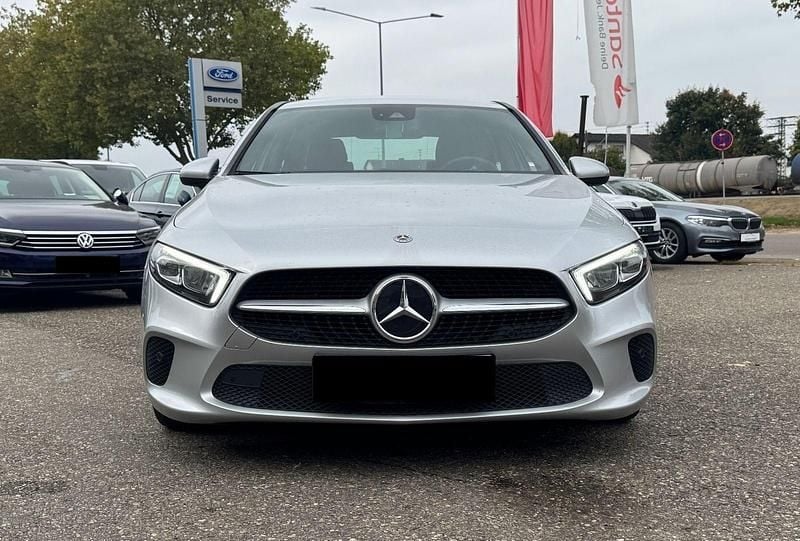 Silber Gebraucht 2022 Mercedes A180 Limousine | 18.500 € (Superpreis) - Bild 1/4