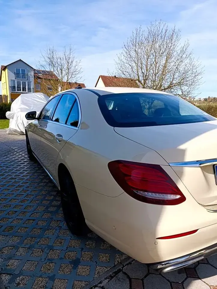 Gebraucht Mercedes E200 Exclusive 150 PS (110 kW) 2019 Gelb Limousine