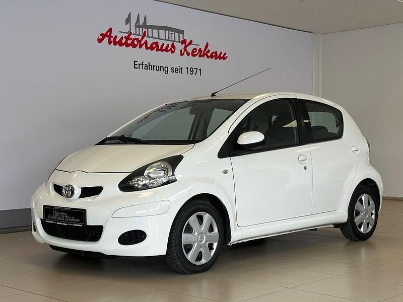 Weiß Gebraucht 2011 Toyota Aygo Cool Kleinwagen | 6.490 € (Teuer) - Bild 1/4