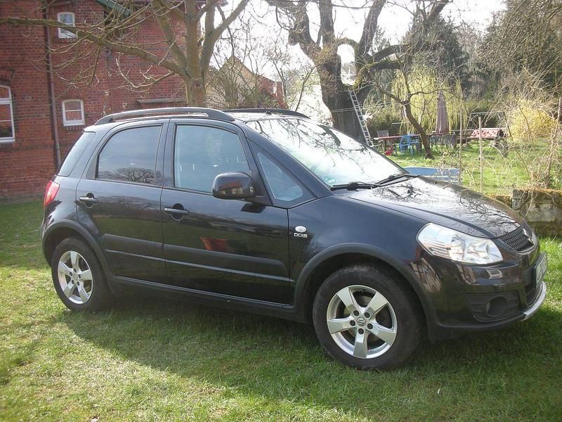 Schwarz Gebraucht 2013 Suzuki SX4 Club Limousine | 5.500 € (Fairer Preis) - Bild 1/4