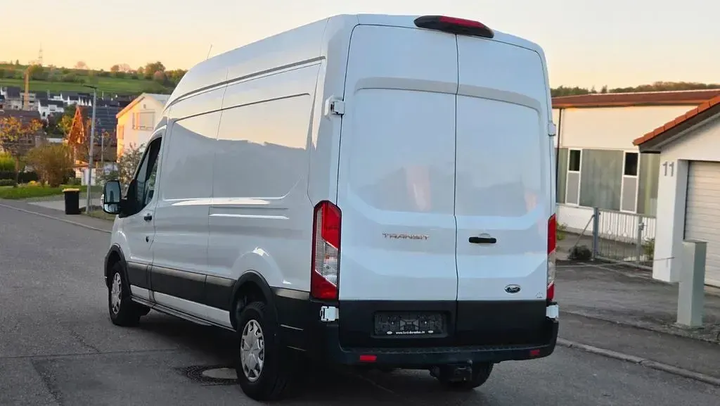 Gebraucht Ford Transit Trend 131 PS (96 kW) 2020 Weiß Van / Kleinbus