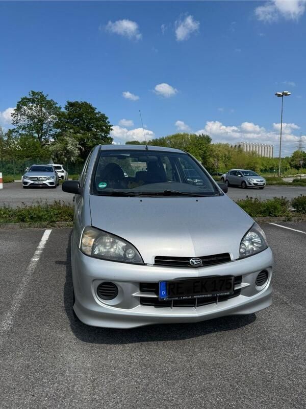 Silber Gebraucht 2005 Daihatsu YRV Plus Van / Kleinbus | 500 € - Bild 1/3
