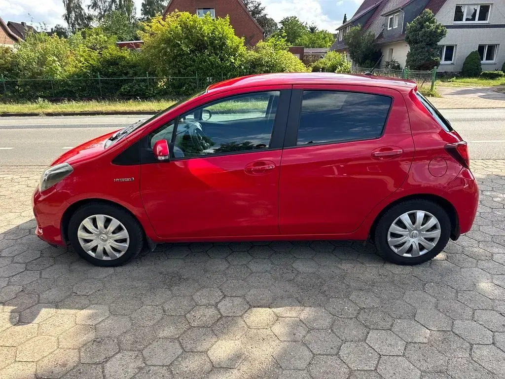 Gebraucht Toyota Yaris 101 PS (74 kW) 2016 Rot Limousine