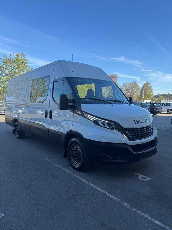 Second-hand Iveco Daily 155 CP (114 kW) 2021 Alb Monovolum