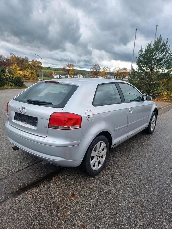 Grau Gebraucht 2006 Audi A3 Kleinwagen | 700 € - Bild 1/4