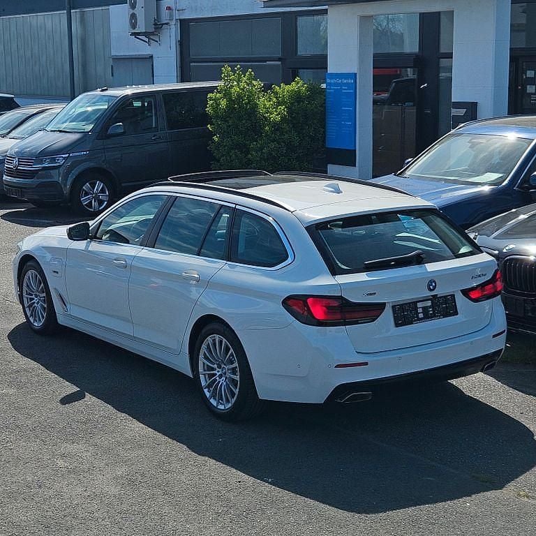 Gebraucht BMW 530e Sport Line 184 PS (135 kW) 2022 Weiß Limousine