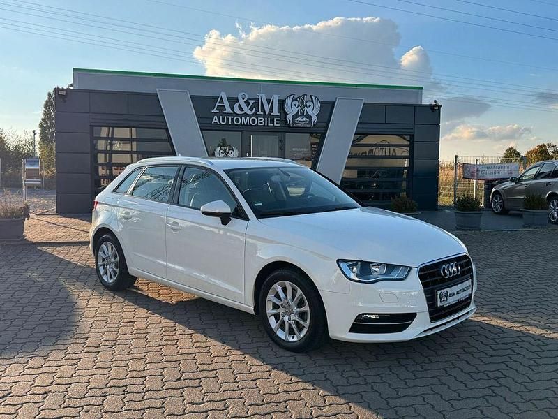 Weiß Gebraucht 2014 Audi A3 Attraction Limousine | 12.900 € (Fairer Preis) - Bild 1/4