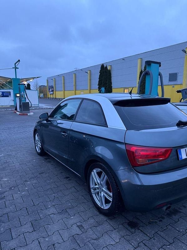 Gebraucht Audi A1 Ambiente 105 PS (77 kW) 2013 Grau Kleinwagen