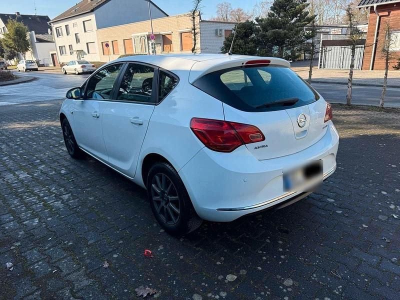 Gebraucht Opel Astra 64 PS (47 kW) 2013 Weiß Limousine