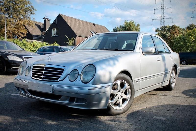 Silber Gebraucht 2000 Mercedes E320 Avantgarde Limousine | 2.700 € (Superpreis) - Bild 1/4