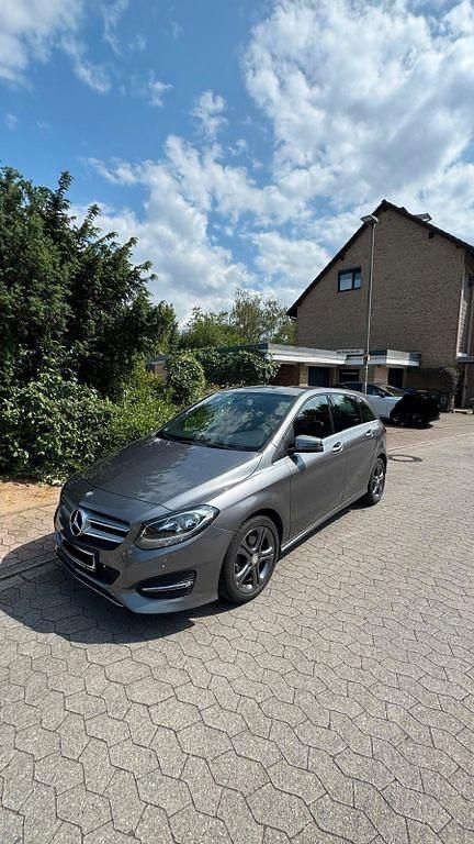 Grau Gebraucht 2016 Mercedes B180 Urban Van / Kleinbus | 12.500 € (Guter Preis) - Bild 1/4
