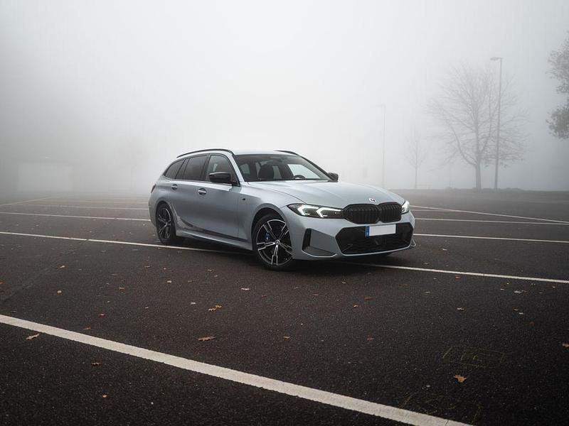 Grau Gebraucht 2023 BMW 330 M Sport Kombi | 40.800 € (Fairer Preis) - Bild 1/4