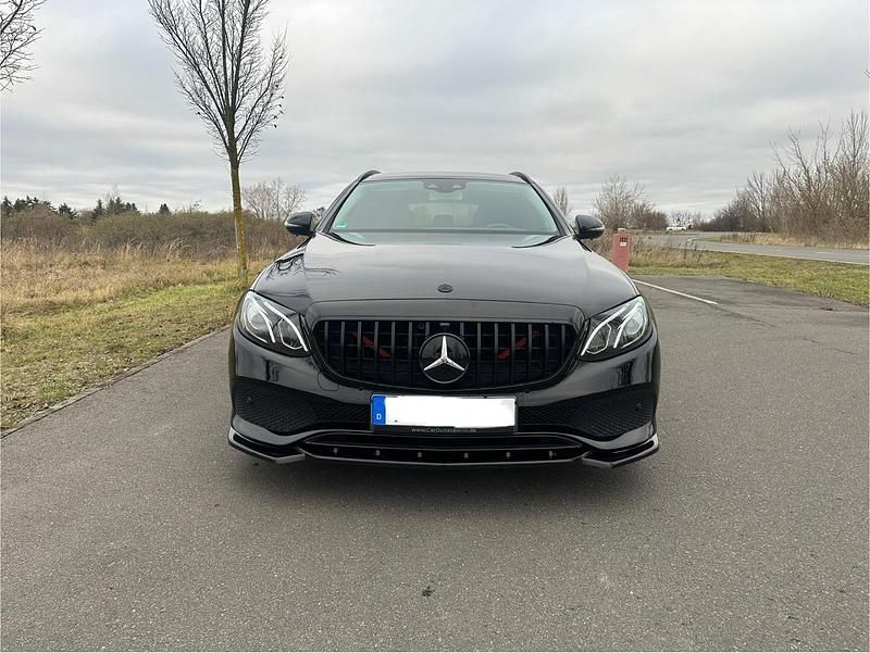 Schwarz Gebraucht 2016 Mercedes E220 Night Kombi | 20.500 € (Fairer Preis) - Bild 1/4