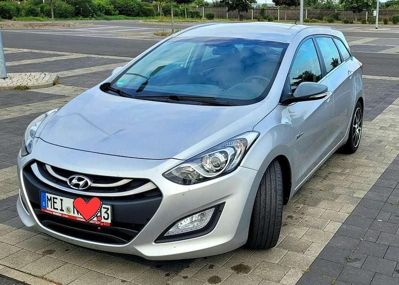Silber Gebraucht 2013 Hyundai i30 Classic Kombi | 4.200 € (Superpreis) - Bild 1/4