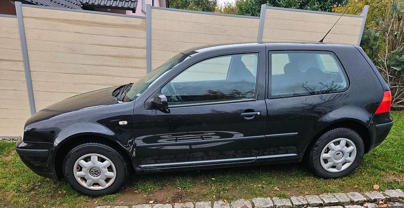 Schwarz Gebraucht 2000 VW Golf IV Kleinwagen | 1.300 € (Guter Preis) - Bild 1/4