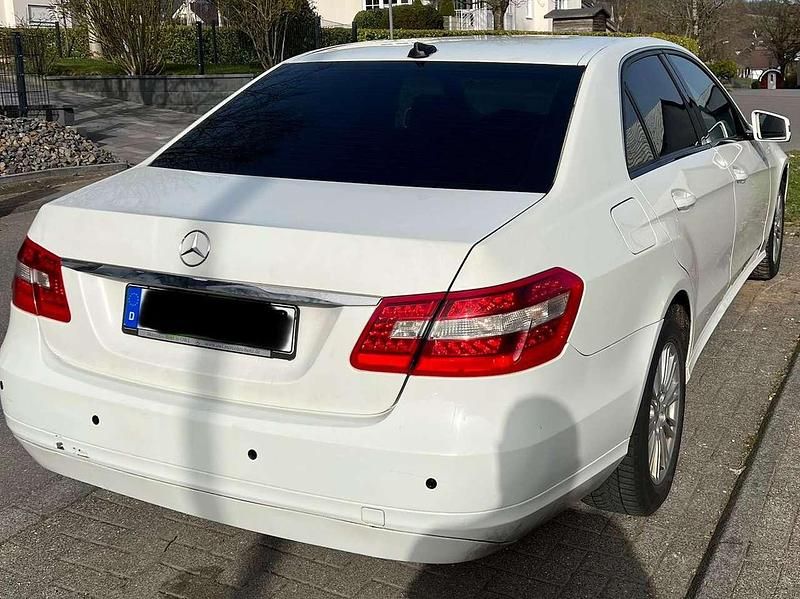 Gebraucht Mercedes E200 136 PS (100 kW) 2010 Weiß Limousine