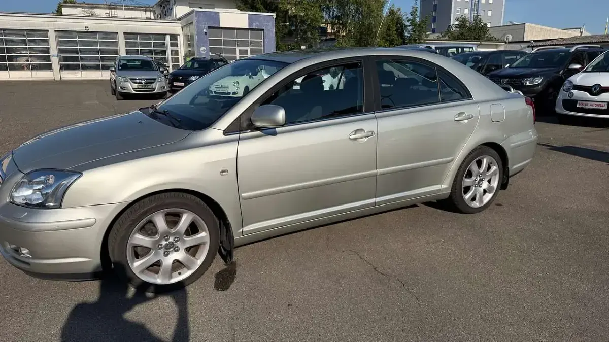 Gebraucht Toyota Avensis Executive 147 PS (108 kW) 2004 Silver metallic Kleinwagen
