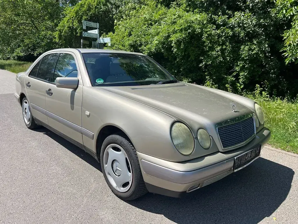 Gebraucht Mercedes E280 Elegance 204 PS (150 kW) 1997 Gold Limousine