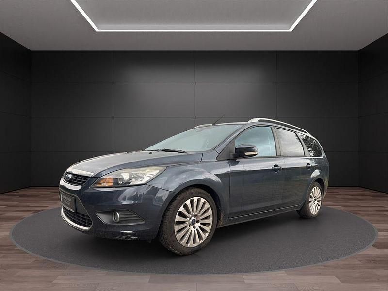 Grau Gebraucht 2010 Ford Focus Titanium Limousine | 1.990 € (Fairer Preis) - Bild 1/4