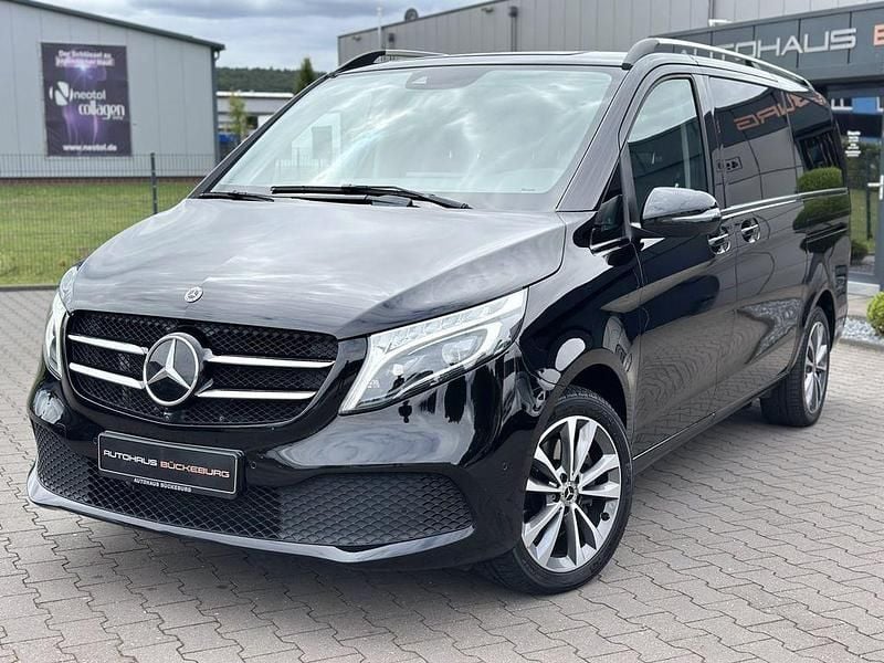 Obsidianschwarz metallic Gebraucht 2022 Mercedes V300 Avantgarde Van / Kleinbus | 59.900 € (Fairer Preis) - Bild 1/4