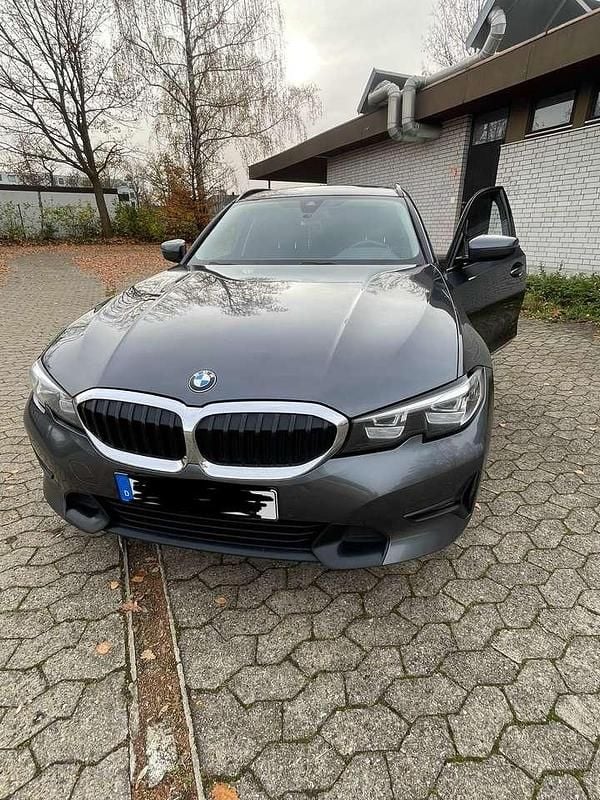 Grau Gebraucht 2019 BMW 320 Sport Line Kombi | 19.800 € (Fairer Preis) - Bild 1/4