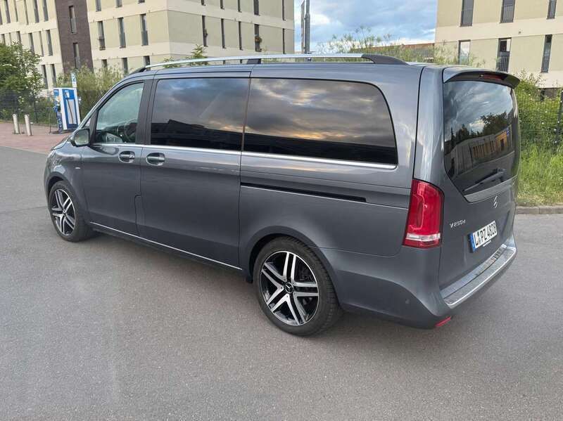 Grau Gebraucht 2017 Mercedes V250 Avantgarde Van / Kleinbus | 39.900 € (Guter Preis) - Bild 1/4