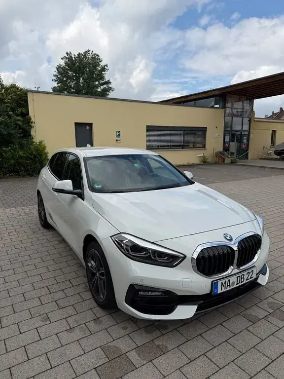Gebraucht BMW 118 Sport Line 150 PS (110 kW) 2021 Weiß Kleinwagen