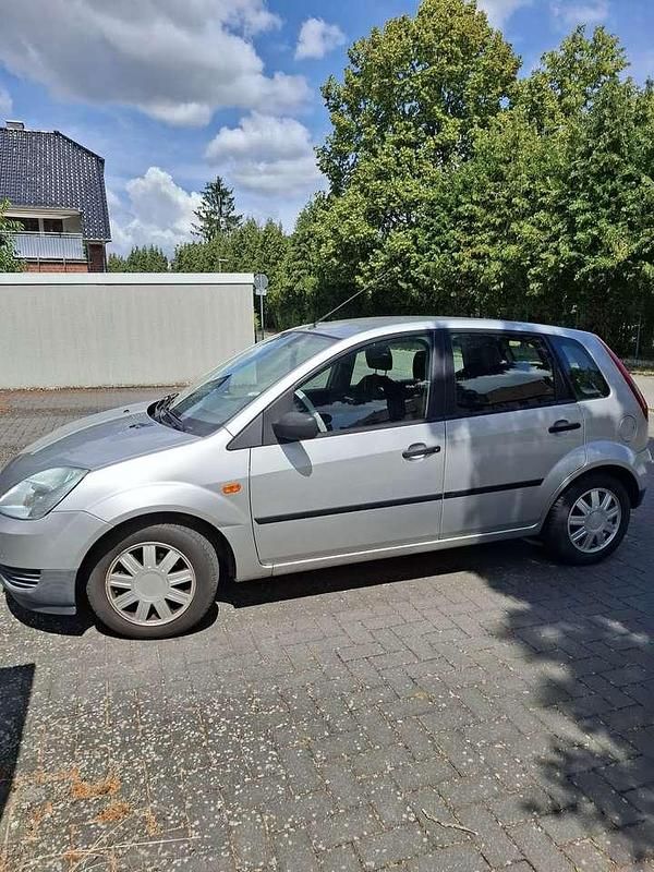 Silber Gebraucht 2004 Ford Fiesta Ambiente Kleinwagen | 1.500 € (Fairer Preis) - Bild 1/4