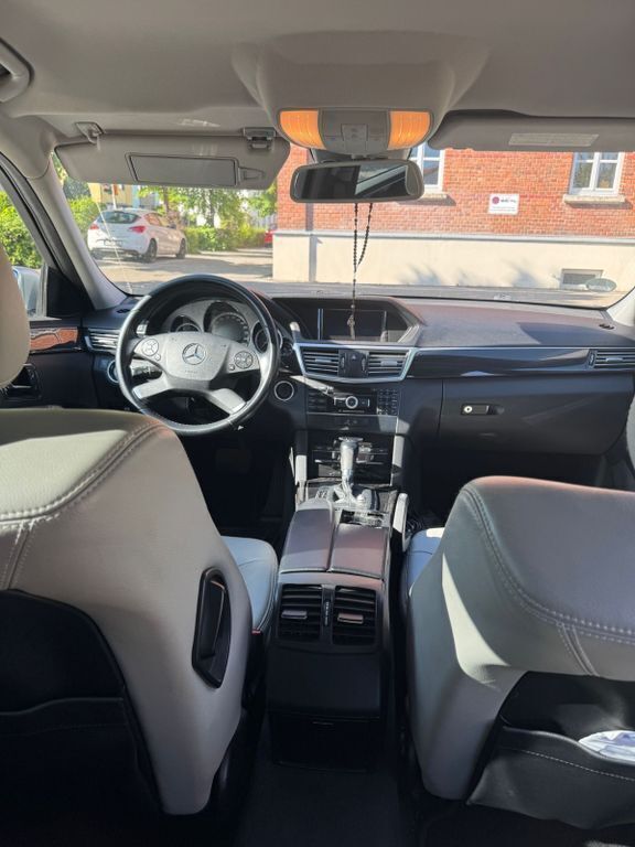 Silber Gebraucht 2011 Mercedes E250 Limousine | 10.700 € (Guter Preis) - Bild 1/4