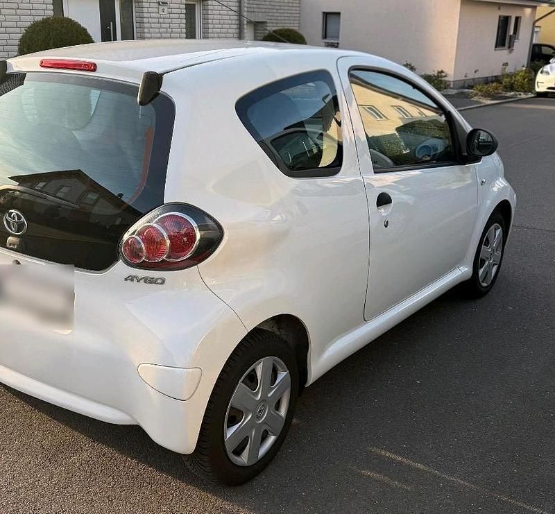 Gebraucht Toyota Aygo 68 PS (50 kW) 2009 Weiß Kleinwagen