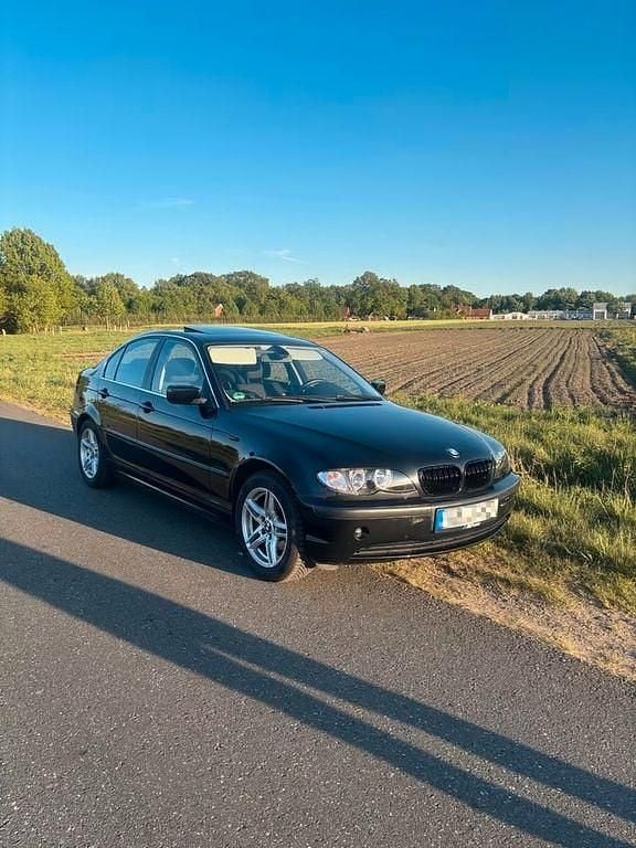 Schwarz Gebraucht 2004 BMW 318 Limousine | 2.900 € (Fairer Preis) - Bild 1/4