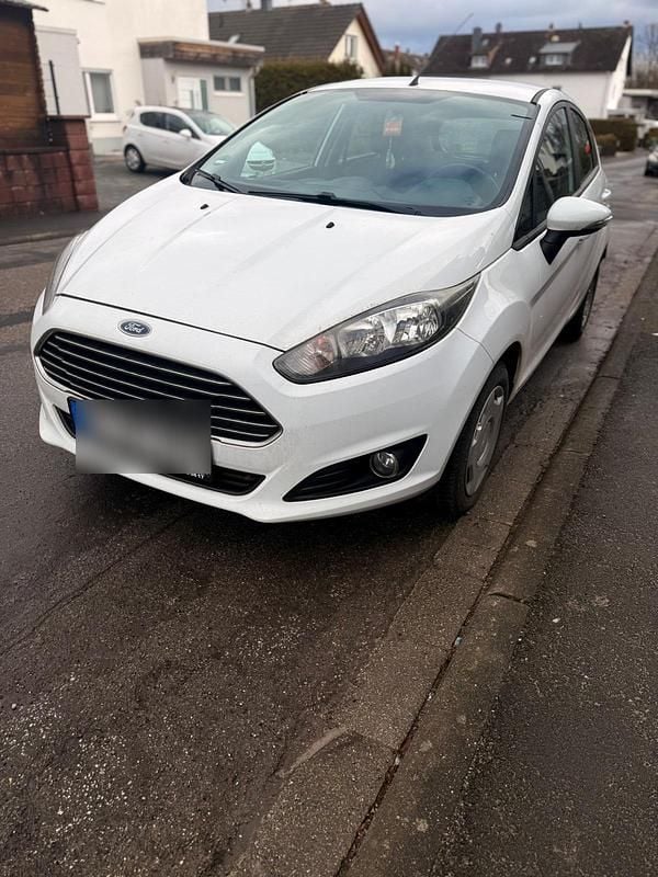 Gebraucht Ford Fiesta 82 PS (60 kW) 2015 Weiß Kleinwagen
