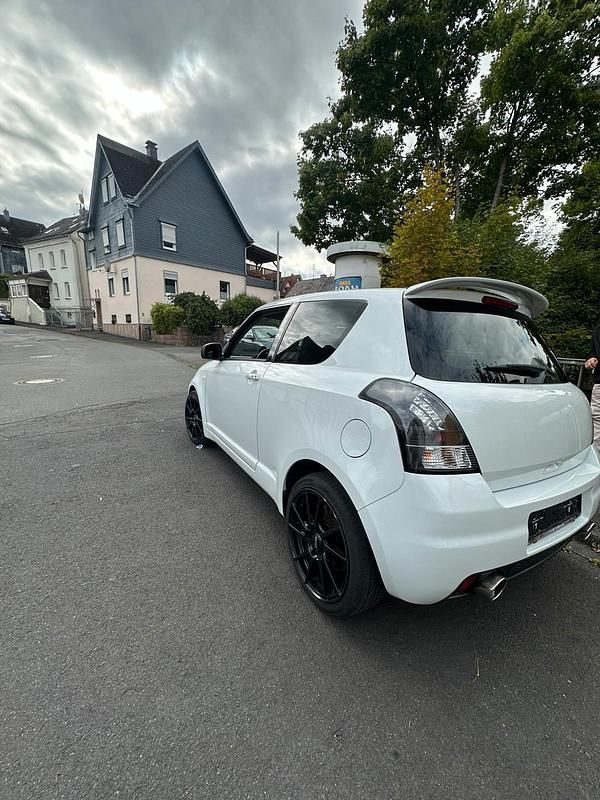 Weiß Gebraucht 2011 Suzuki Swift Kleinwagen | 5.400 € (Fairer Preis) - Bild 1/4