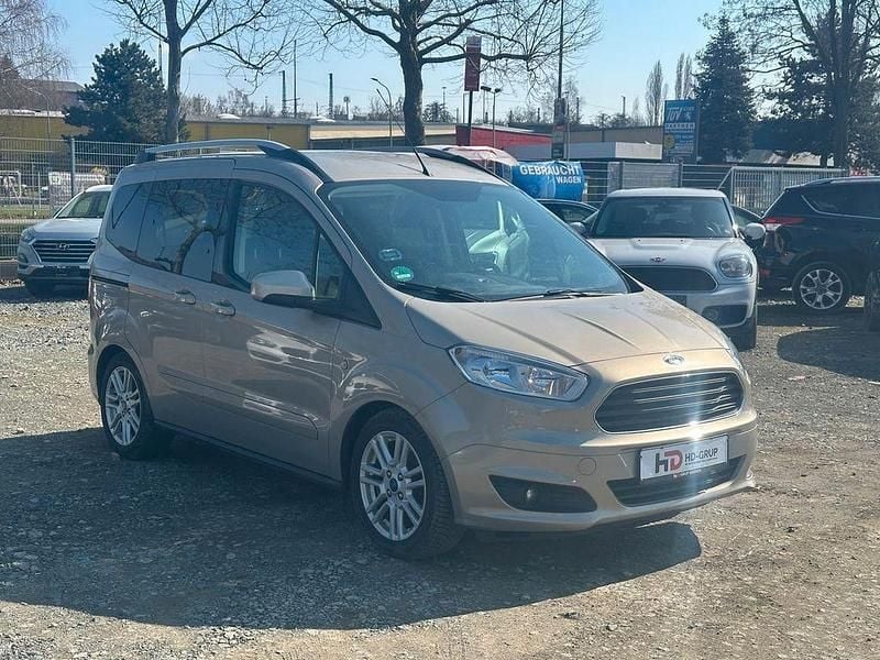 Gebraucht Ford Tourneo Courier Titanium 95 PS (69 kW) 2018 Silber Van / Kleinbus