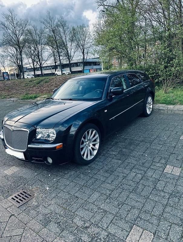 Grau Gebraucht 2011 Chrysler 300C Touring Kombi | 6.999 € (Fairer Preis) - Bild 1/4