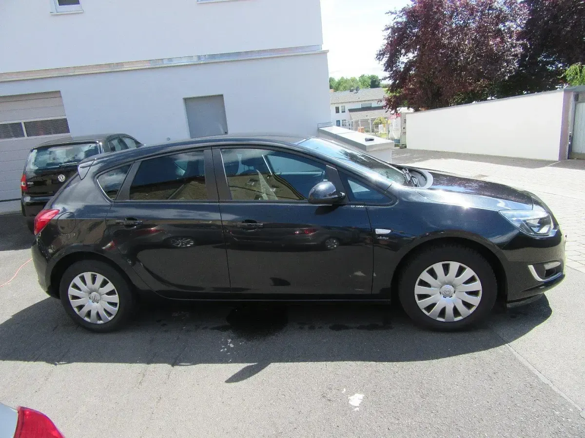 Gebraucht Opel Astra Edition 140 PS (102 kW) 2013 Schwarz Limousine