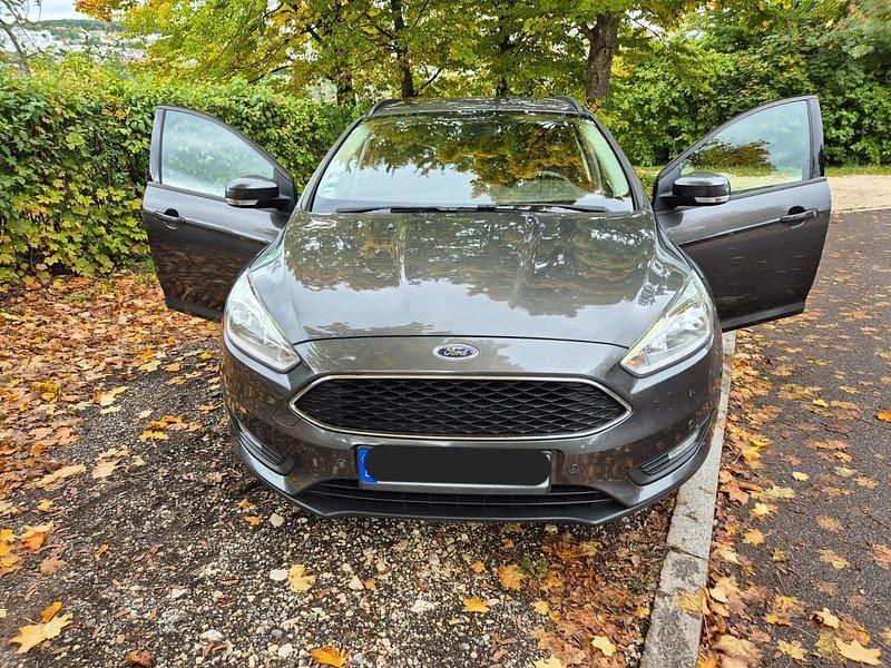 Grau Gebraucht 2015 Ford Focus Trend Kombi | 5.800 € (Fairer Preis) - Bild 1/4