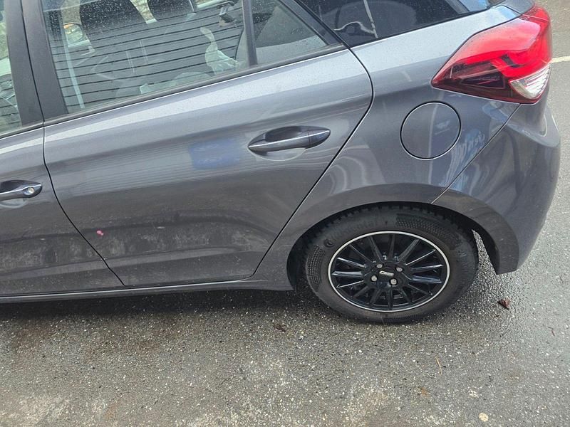 Gebraucht Hyundai i20 Trend 101 PS (74 kW) 2018 Grau Kleinwagen