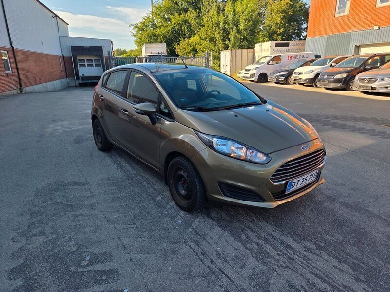 Gebraucht Ford Fiesta Trend 101 PS (74 kW) 2013 Braun Kleinwagen