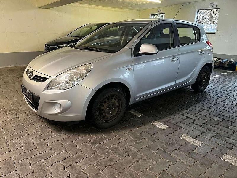 Gebraucht Hyundai i20 Edition 77 PS (56 kW) 2010 Silber Kleinwagen