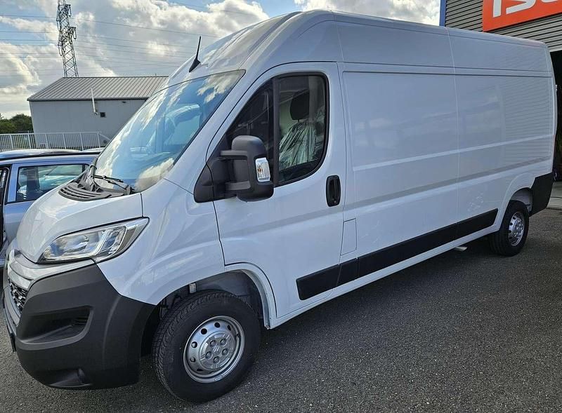 Weiss Gebraucht 2023 Citroën Jumper Van / Kleinbus | 31.950 € - Bild 1/4