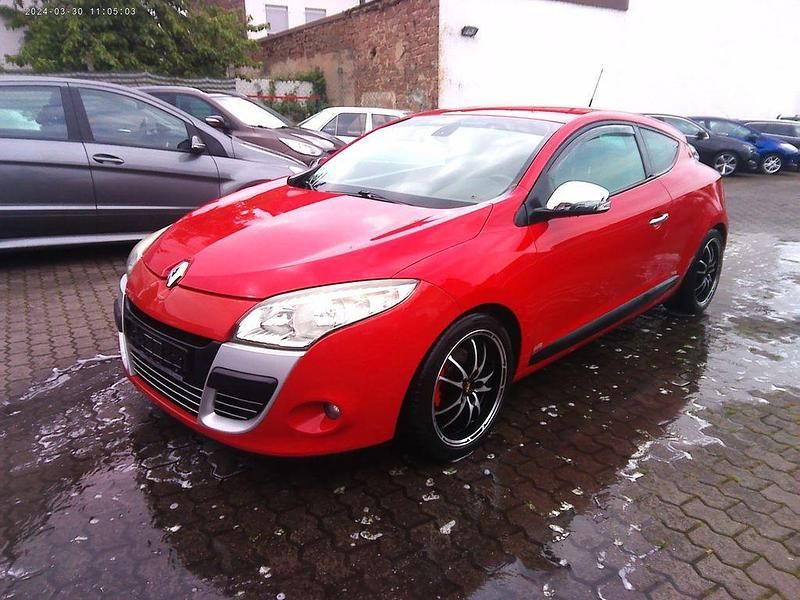 Rot Gebraucht 2009 Renault Mégane III Dynamique Coupé | 3.990 € (Fairer Preis) - Bild 1/4