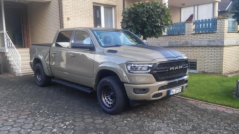 Andere außenfarben Gebraucht 2022 RAM 1500 Abholung | 56.850 € - Bild 1/4