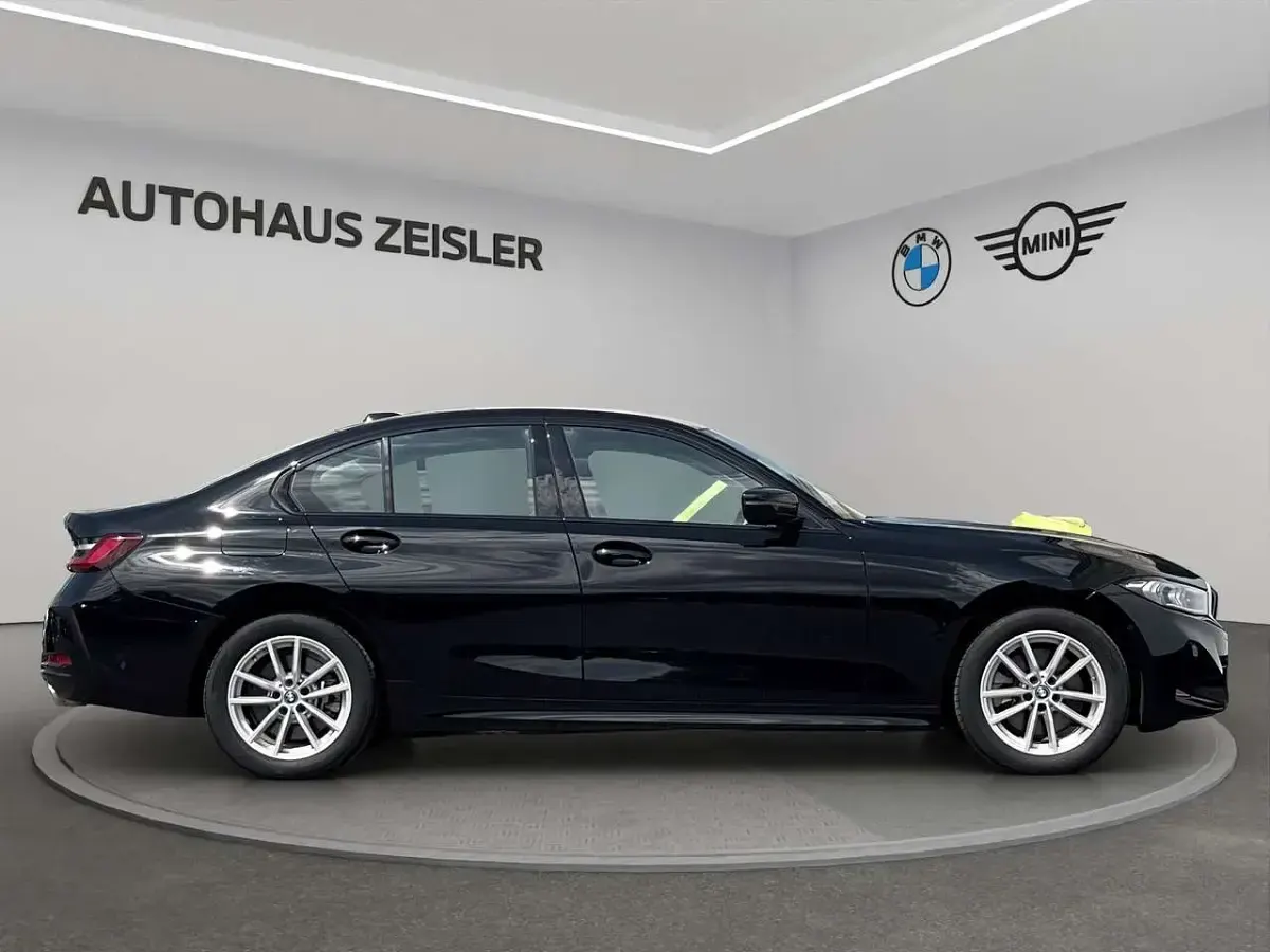Gebraucht BMW 330e 184 PS (135 kW) 2024 Schwarz ii Limousine